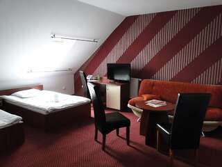 Отель Hotel Agat & SPA Быдгощ Двухместный номер с 2 отдельными кроватями-9